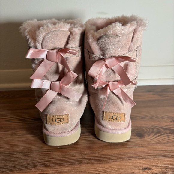 UGG Pink Short Bailey Bow Glisten Boots Size 7 Fall Winter - Picture 1 of 10